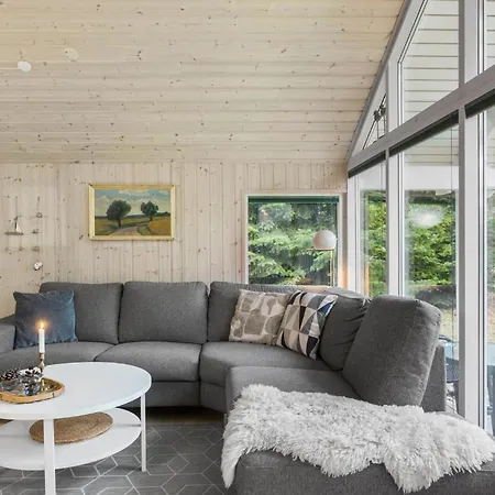 4 Bedroom Stunning In Vaeggerlose Casa de Férias